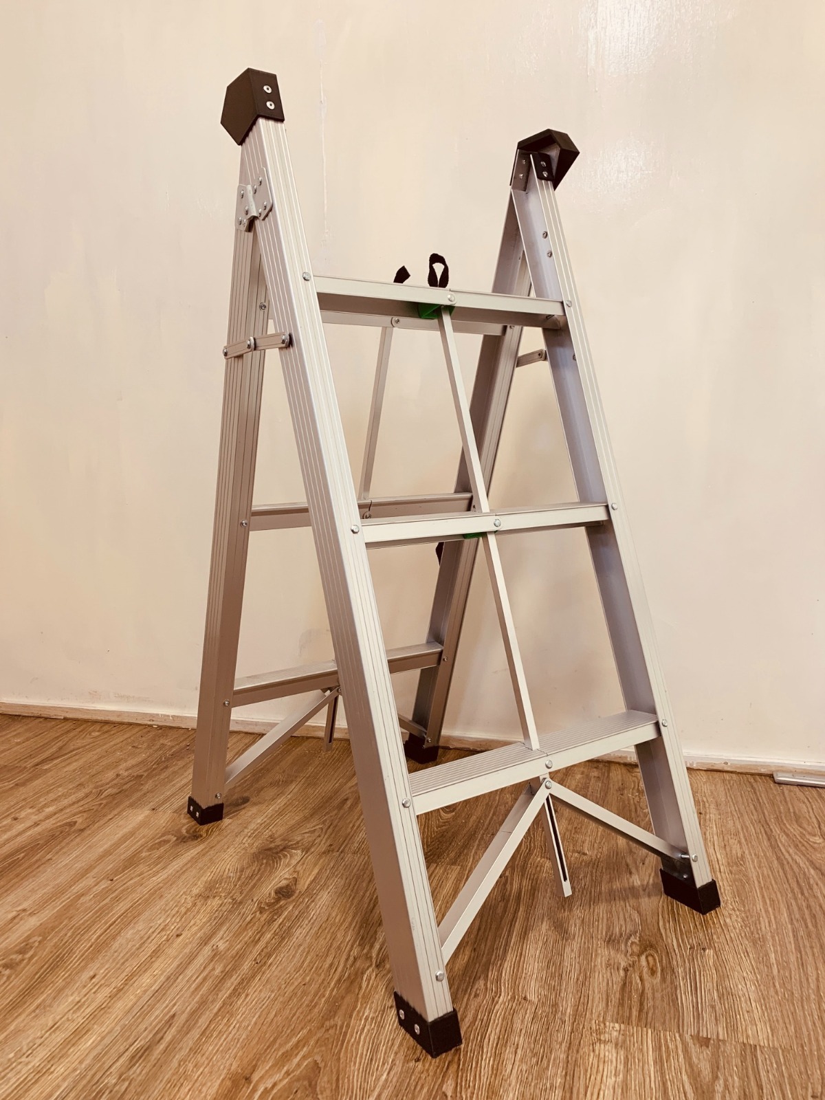 折りたたみ式アルミ脚立「スリムステック」｜特許取得｜株式会社ルミテック