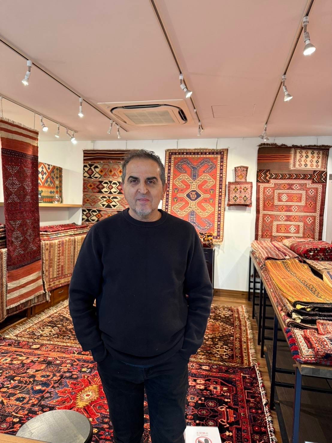 イラン手織り絨毯・キリム展 - NAKAO | うつわ、木炭焙煎珈琲、お菓子
