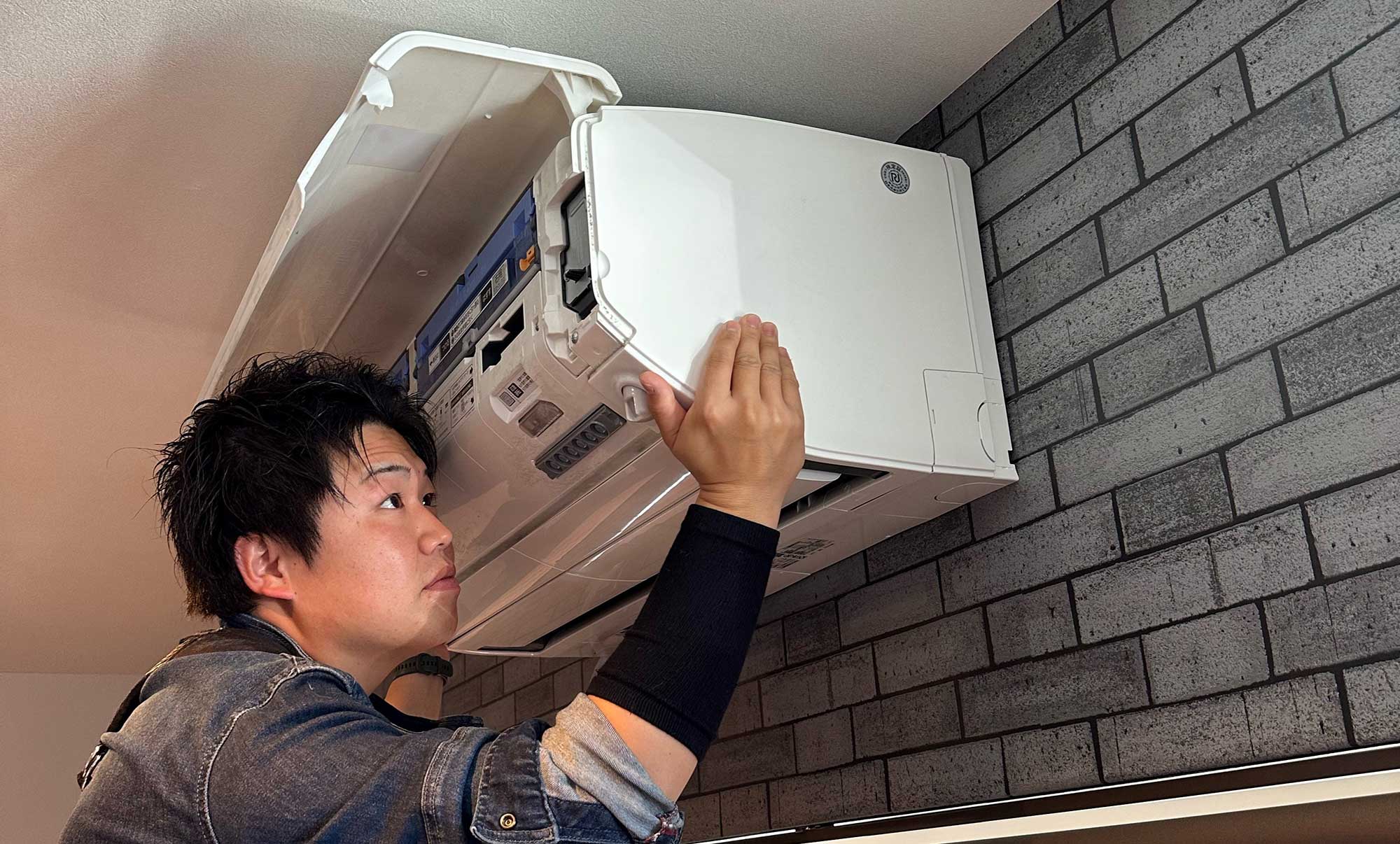 商談中です。エアコン工事は安心の電気工事士にお任せ♪使用回数10回程度！程度抜群♪大型4.0K100V仕様！広いリビングなど（13畳用）！工事付き！保証付き！配送込！取り外し無料！エリア限定  - エアコン